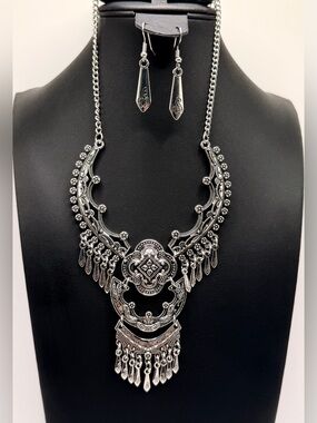 Paparazzi Rogue Vogue NWT Necklace & Earrings Set